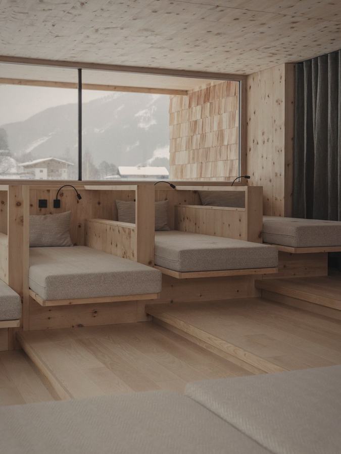 Hotel Marten Saalbach: Balkendecke aus Zirbe, Fenster mit Bergblick