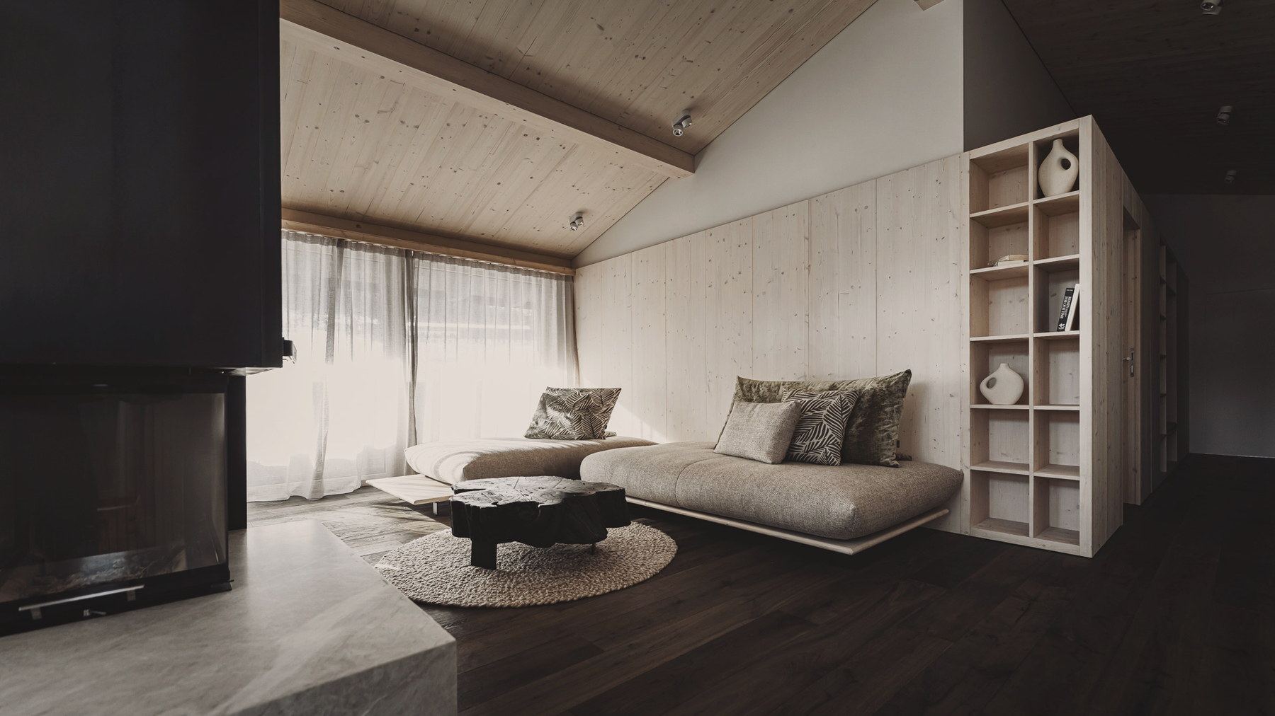 Wohnraum mit Sitzfenster in hellem Holz